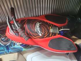 Gomo 857804008837 Spinner Shark Drifting Kneeboard Ride On Scooter Board Red - Nice