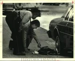 1986 Press Photo New Orleans Police Officers Attend Flat Tire Patrol Car. Fixed Price $24.99.